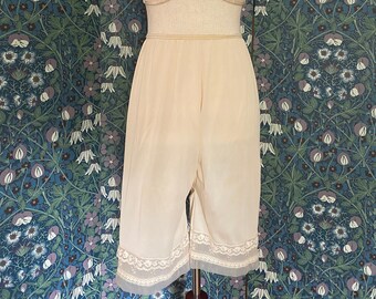 Vintage pettipants in off white with lace trim, size L