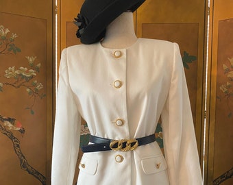 veste de costume blanche vintage avec boutons dorés