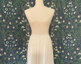 Vintage half slip onderrokje met kanten rand van Vanity Fair