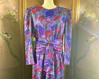 Vintage dress in purple with flowers and draped waist, size 10