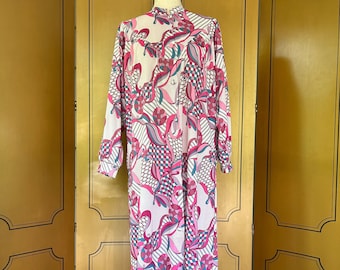 Vintage robe with graphic prints and buttons, size 8
