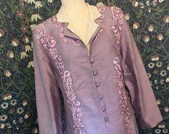 Taffetas coat with flower appliqués in lavender, size 6/8