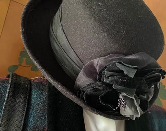 Vintage bowler hat in black felt with flower ornament