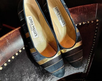 Marineblauwe suède pumps met gouden strepen van Linea Wallys', maat 6 1/2