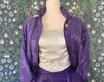 Veste coupe-vent en soie violette avec broderies dorées par Mureli, taille L