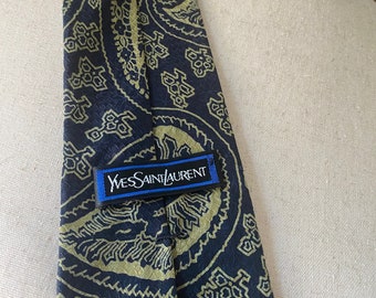 Cravatta vintage Yves Saint Laurent in seta con stampa paisley