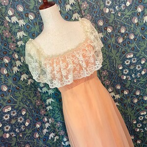 Vintage chiffon dress in peach pink with lace décolletage, size M