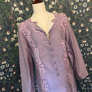 Taffetas coat with flower appliqués in lavender, size 6/8