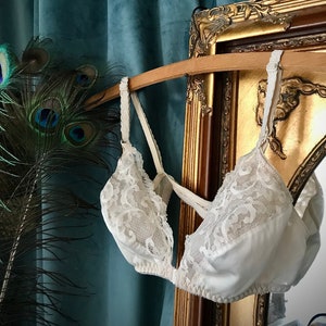 Vintage Bra With Lace in Ivory With Front Closure, Full Coverage, No Under  Wire -  Ireland