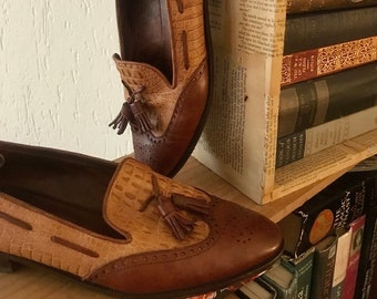 Leather loafers with alligator embossed texture and tassels in brown, size 7