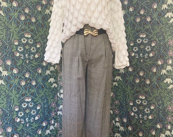 Pantalón gris vintage con estampado de cuadros.
