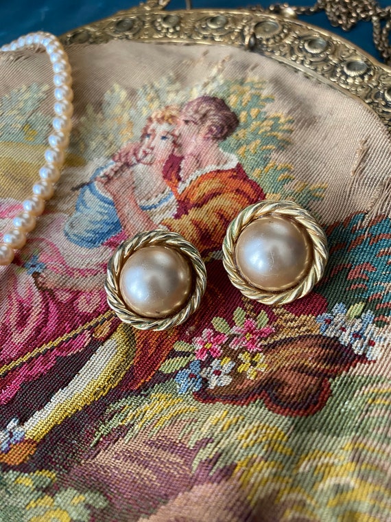 PAIRE DE BOUCLES D'OREILLES VINTAGE EN METAL DORE ET PERLE