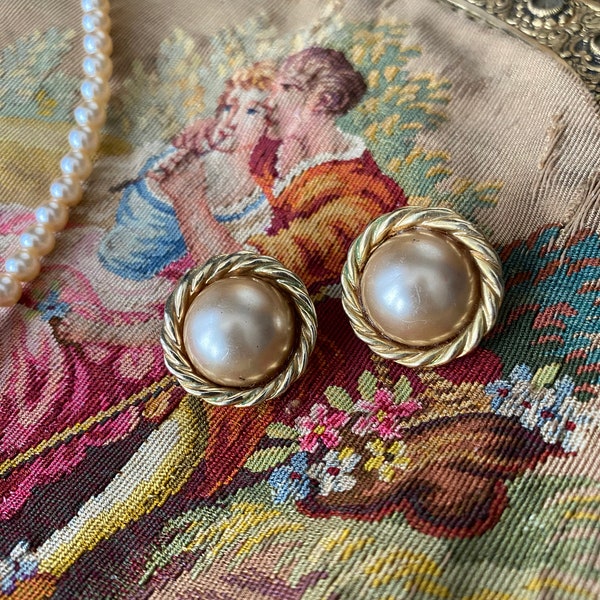 boucles d'oreilles clip vintage en métal doré avec perle synthétique