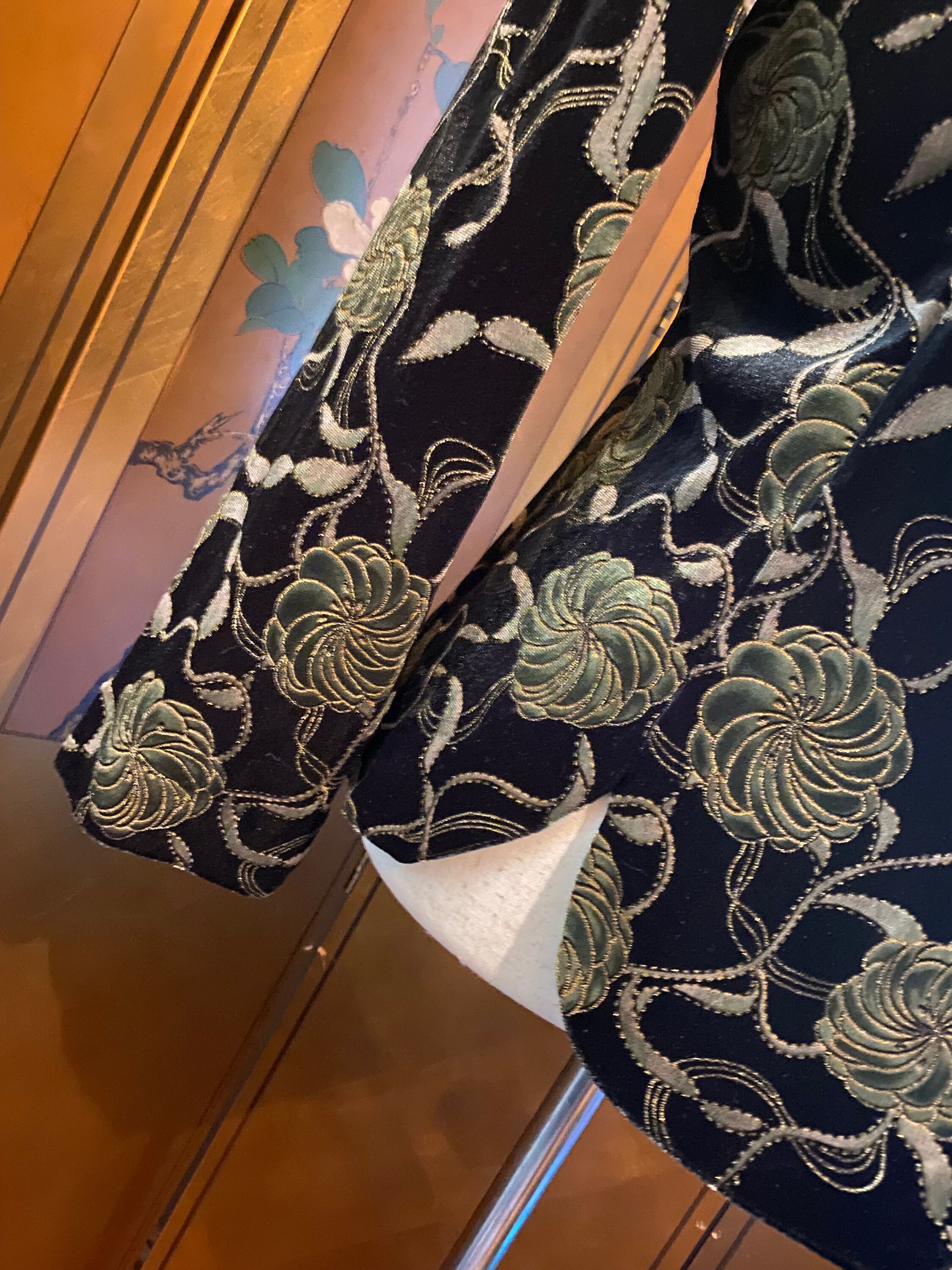 金糸と花の刺繍が施されたヴィンテージのベルベット風ジャケット