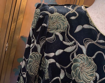 金糸と花の刺繍が施されたヴィンテージのベルベット風ジャケット