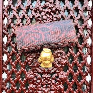 Clutch de piel de serpiente auténtica en color rojo ocre y negro