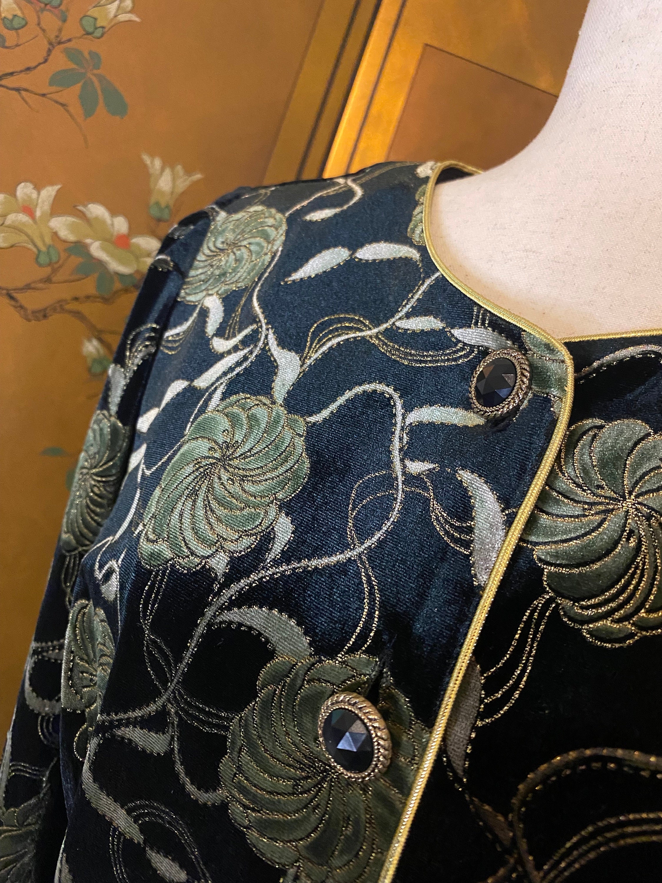 金糸と花の刺繍が施されたヴィンテージのベルベット風ジャケット