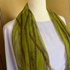 Vintage scarf in green with bamboo print