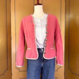 Vintage cardigan in pink with flower embroideries, size 8