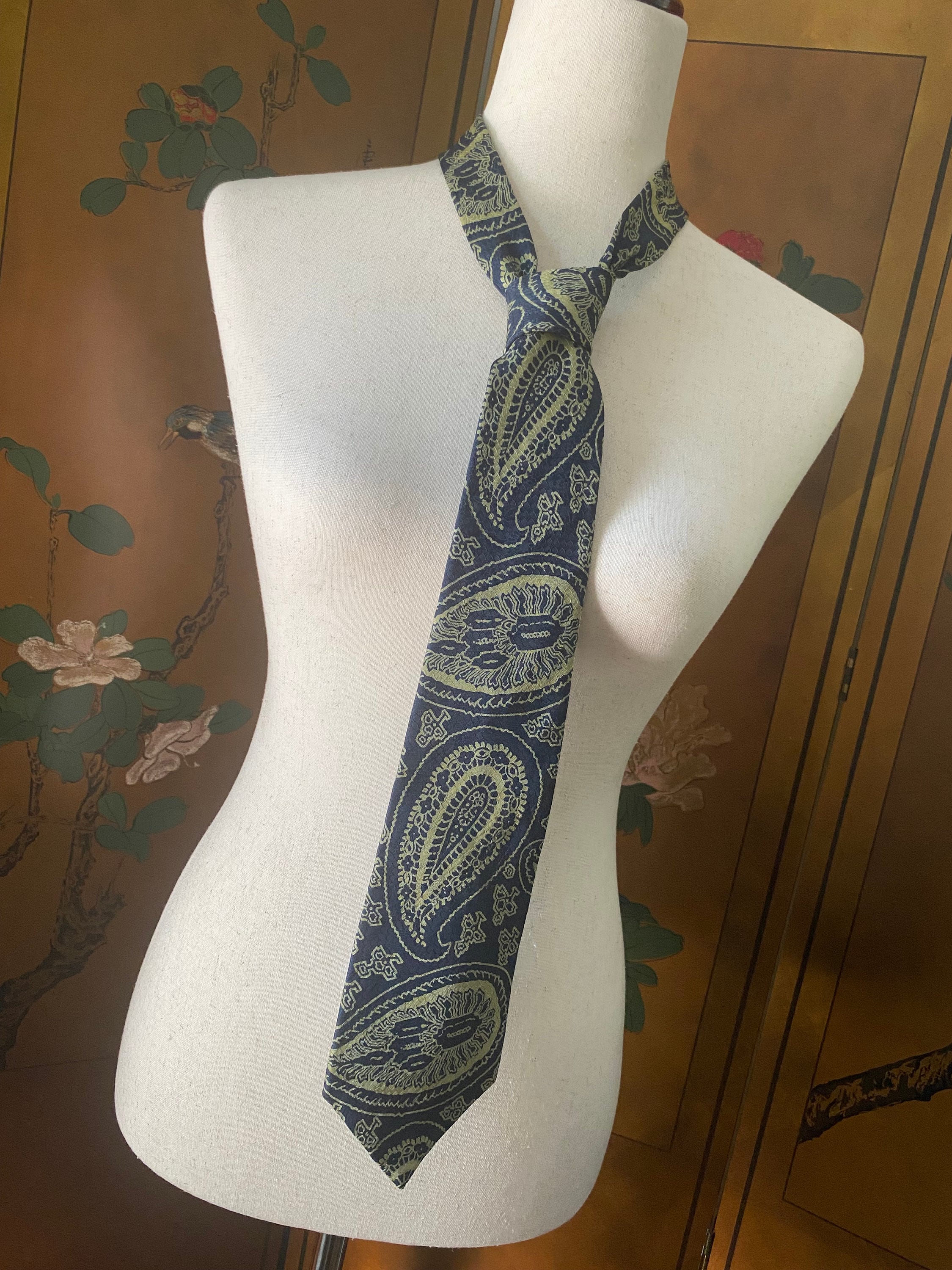 Yves Saint Laurent ペイズリー柄　ネクタイ 未使用に近い】 YVES SAINT LAURENT イヴサンローラン ネクタイ