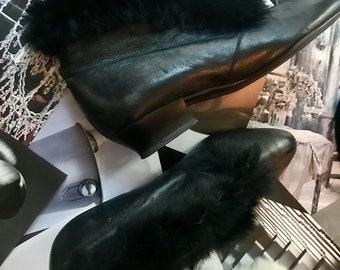 Leather ankle boots with faux fur trim in black, size 6