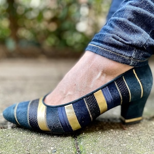 Suede pumps in navy with gold stripes by Linea Wallys', size 6 1/2