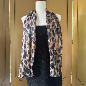 Thin leopard print scarf with gold lurex accents