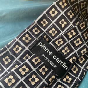 Gravata vintage de seda Pierre Cardin em preto e branco com flores