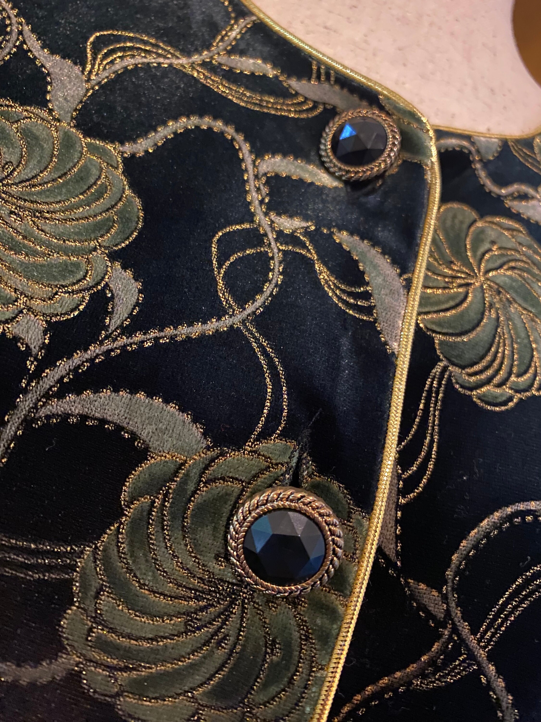 金糸と花の刺繍が施されたヴィンテージのベルベット風ジャケット