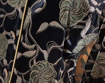 金糸と花の刺繍が施されたヴィンテージのベルベット風ジャケット