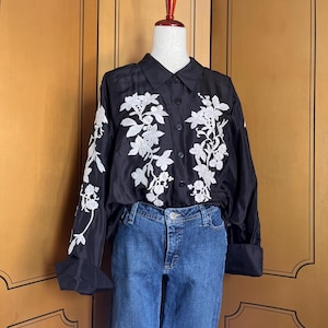 Vintage silk blouse in black and white with flowers, size 2X