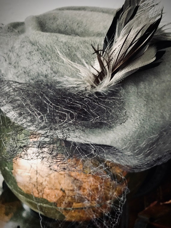 Rare vintage hat with mesh veil and feather in grey Rare Vintage Hat With Mesh Veil and Feather in Grey - Etsy main image 4