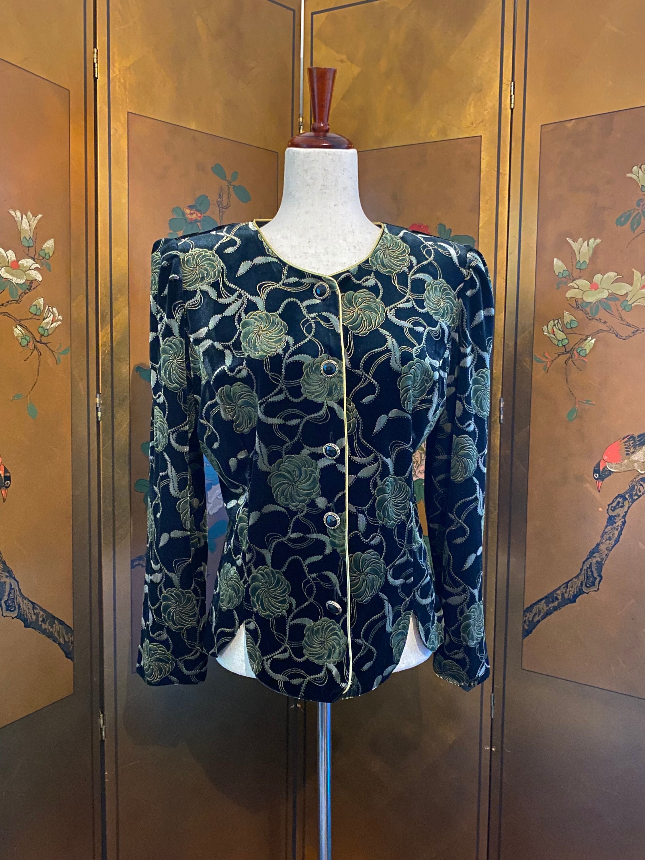金糸と花の刺繍が施されたヴィンテージのベルベット風ジャケット