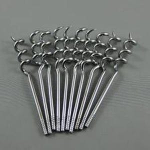 Könnte beinhalten: Eine Ansammlung von zehn silberfarbenen Polsternägeln aus Metall, die jeweils einen geraden Schaft mit einem eng gewickelten Spiralaufsatz aufweisen. Diese Befestigungselemente sind fächerförmig angeordnet und zeigen ihre metallische Oberfläche.