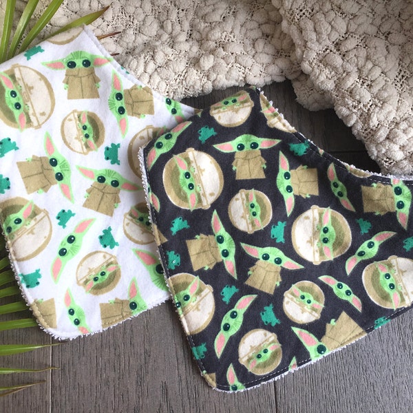 Baby Yoda Bandana Lätzchen - super weiche Baumwoll-Flanell-Lätzchen mit doppelseitigem Frotteestoff, handgefertigte Baby-Accessoires, Star Wars Accessoires