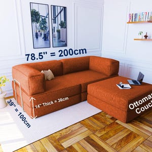 Pu&ograve; includere: Un divano componibile in velluto a coste color ruggine con pouf. Il divano misura 200 cm di lunghezza e 100 cm di profondit&agrave;, con uno spessore della seduta di 36 cm. Il testo "78.5" = 200cm", "39" = 100cm", "14" Thick = 36cm" e "Ottoman Couch" &egrave; visibile.