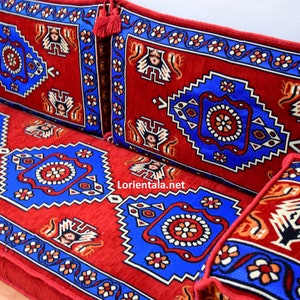 Puede incluir: Un conjunto de cojines de suelo con estampado rojo y azul con un dise&ntilde;o tradicional. Los cojines est&aacute;n hechos de una tela suave y mullida y son perfectos para agregar un toque de color y comodidad a cualquier habitaci&oacute;n.