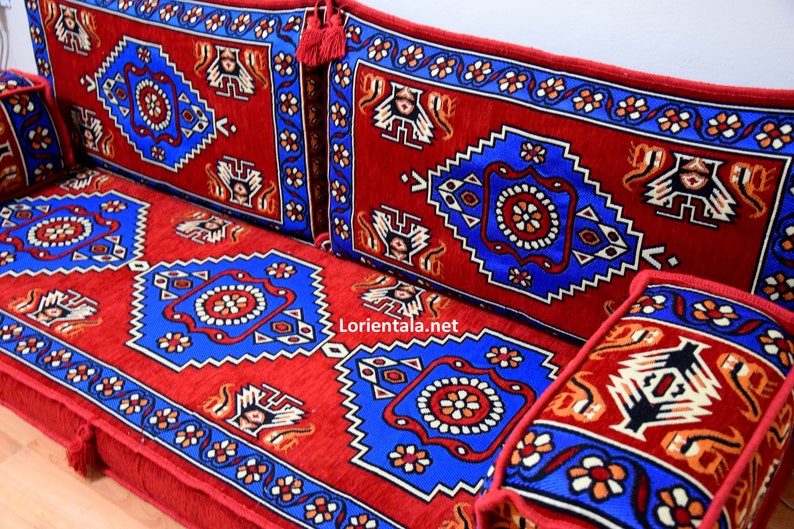 Puede incluir: Un conjunto de cojines de suelo con estampado rojo y azul con un dise&ntilde;o tradicional. Los cojines est&aacute;n hechos de una tela suave y mullida y son perfectos para agregar un toque de color y comodidad a cualquier habitaci&oacute;n.
