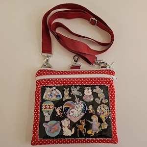 Petit sac à bandoulière en coton ITA avec fenêtre en vinyle transparent et insert pour accrocher les épingles, se transforme en sac à clip ceinture - Pois rouges