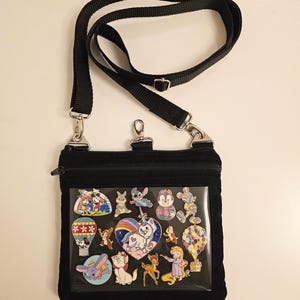 Cordon aiguille noir fabriqué sur commande - Petit sac à bandoulière en coton ITA avec fenêtre en vinyle transparent et insert pour l'affichage des épingles