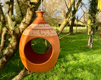 Mangeoire distributeur de graine pour oiseaux en argile terre cuite poterie artisanale