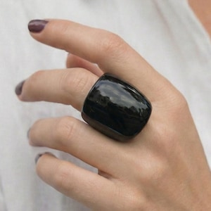 Wyrazisty czarny pierścionek, ogromny pierścionek koktajlowy z orzecha tagua, uniwersalny, szeroki pierścionek z czarnej, naturalnej obrączki. Pierścionek vintage.