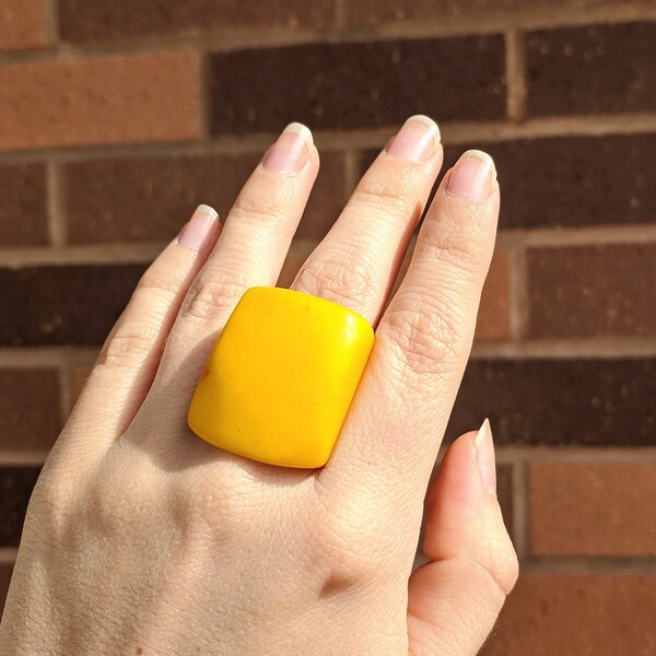 Anillo llamativo amarillo. Anillo de nuez de tagua tallado a mano. Anillo grueso y llamativo con banda gruesa. Estilo de moda de primavera. Anillo colorido vibrante para mujer.