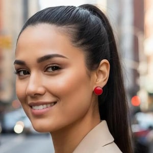 Aretes pequenos de Tagua Roja | Joyería Ecológica Hipoalergénica | Cierre de Plástico para Oídos Sensibles | Aretes Sostenibles y Llamativos