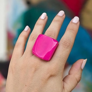 Anillo rosado para mujer, joyería bohemia natural y brillante: anillo llamativo tallado a mano de tagua en color fucsia y rosa brillante