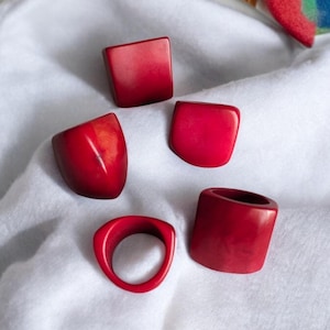 Dikke rode ring. Matte ring met taguanoot: ambachtelijke statementsieraden