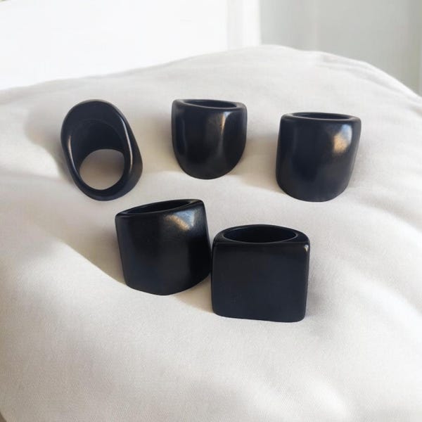 Anillo negro mate de banda gruesa, anillo negro simple y liso para hombres o mujeres, anillo negro moderno único joyería de nuez de tagua