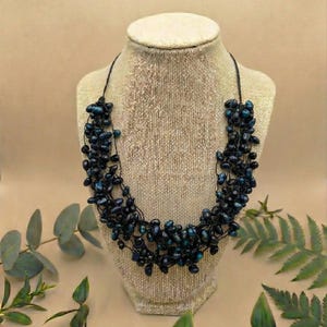 Collar llamativo de semillas con cuentas: Joyería única hecha a mano. Collar de múltiples hebras.