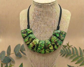 Kleurrijke choker met taguanoot. Verstelbare ketting. Lichtgewicht duurzame sieraden.