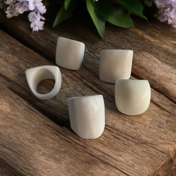 Anillo blanco grande de color blanco mate, anillo tagua. Anillo inspirado en la naturaleza, anillo no tradicional, anillo de estilo orgánico